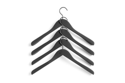 4 Soft Coat bøjler wide med buksestang i sort fra HAY